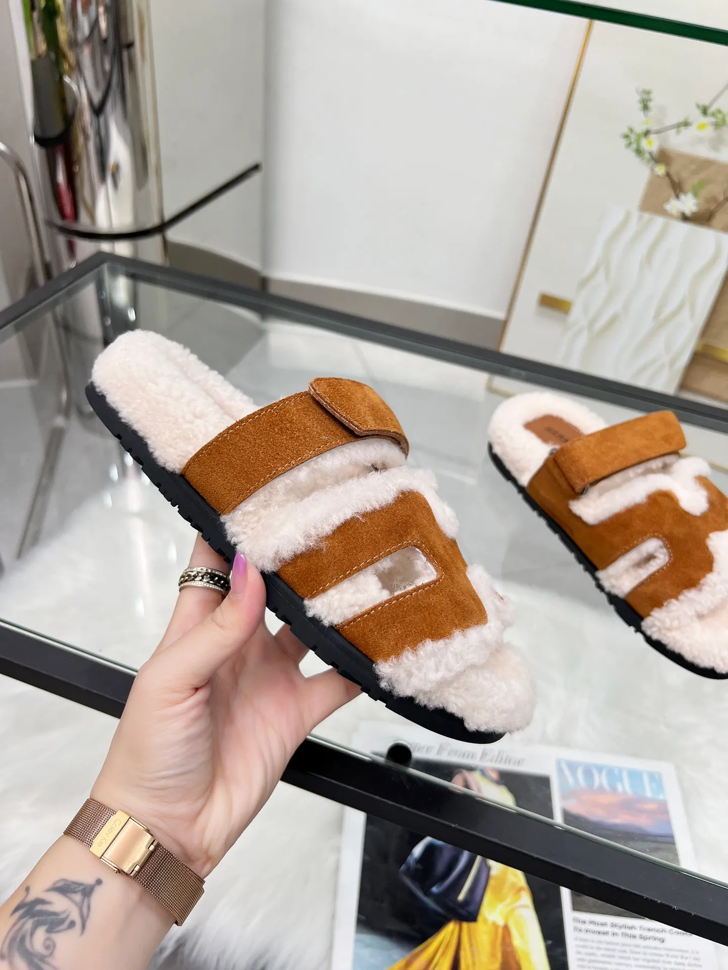 👟👟Ex-factory price 440👟👟 🌸[HERMES] My horse’s classic hot style second uncle🐑wool slippers🆕 are now available. A must-have item for autumn and winter ✅ Versatile and fashionable at home and out on the street 🍀The colors are extremely colorful! Walking Tuscany! TPR non-slip outsole is super light ️ Super comfortable on the feet without any sense of restraint I can’t stop drinking coffee ☕ My second uncle can’t take it off Color: maroon sand color light gray haze blue leather surface black code number: 35-40 (41 customized, non-returnable) Factory ready supply